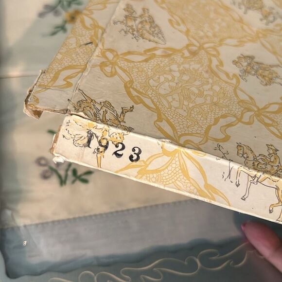 Vintage Floral Embroidered Linen Set of 2 pillowcases 1923 - Picture 7 of 7